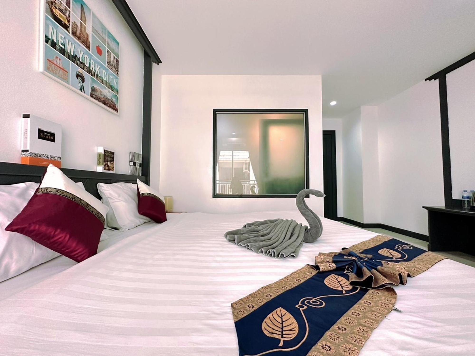 Baya Phuket Khách sạn 3*